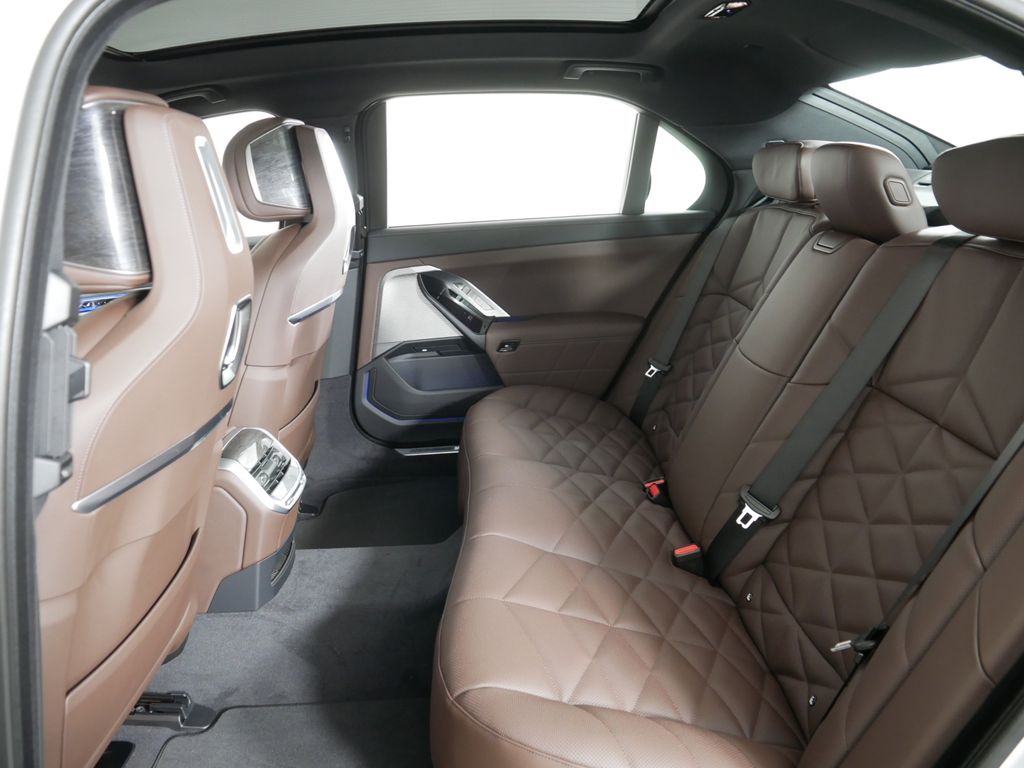 Thumbnail: 2025 BMW 7 Series - 28