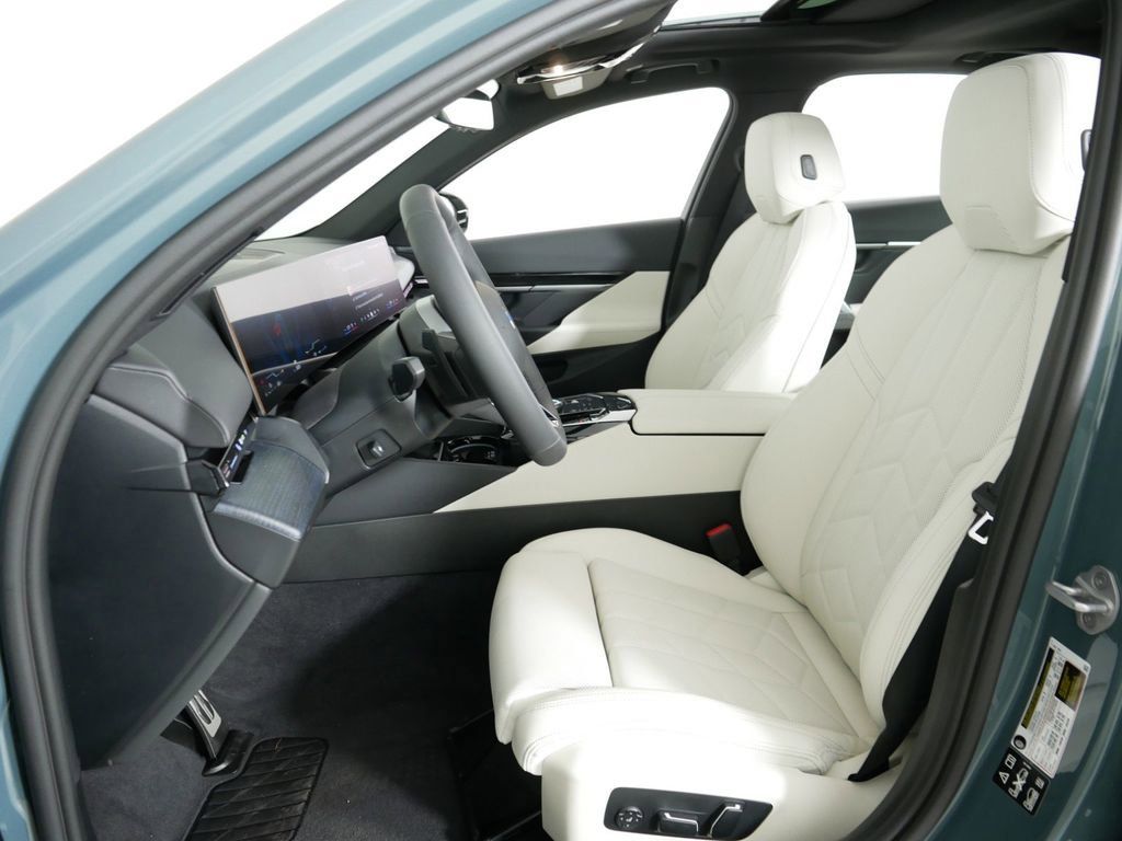 Thumbnail: 2025 BMW 5 Series - 32