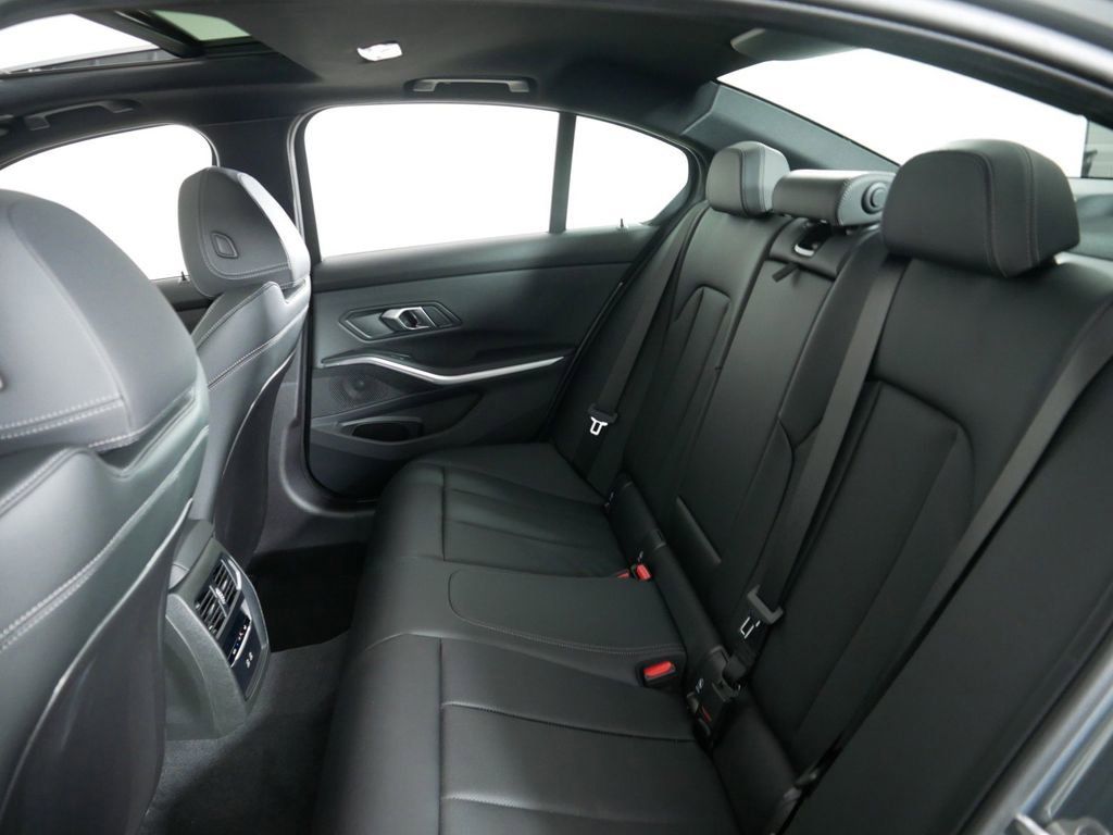 Thumbnail: 2025 BMW 3 Series - 30