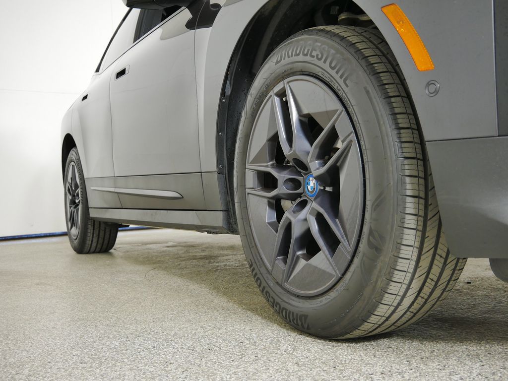 Thumbnail: 2023 BMW iX - 8