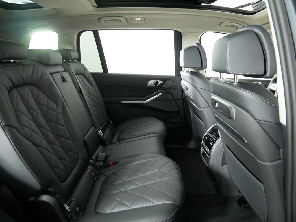 Thumbnail: 2026 BMW X7 - 26