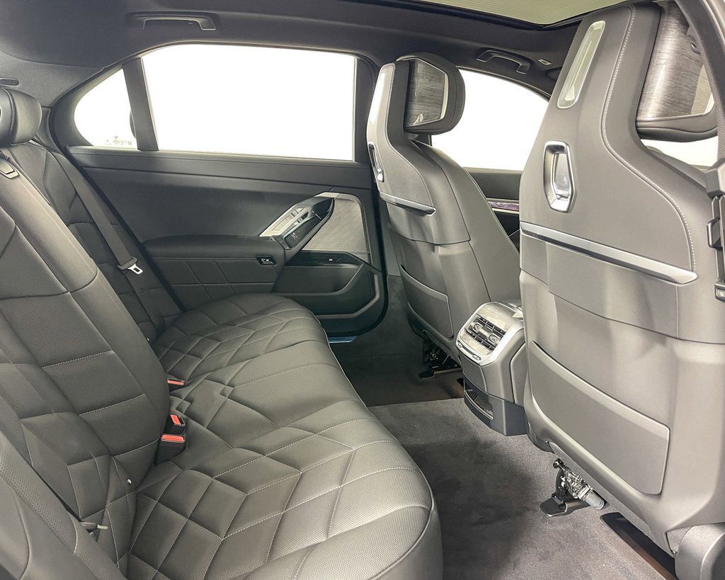 Thumbnail: 2025 BMW 7 Series - 27