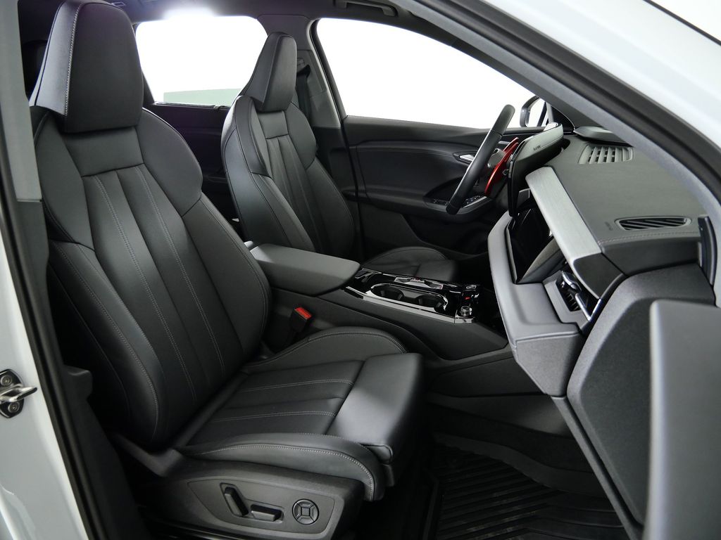 Thumbnail: 2025 Audi Q6 e-tron - 22