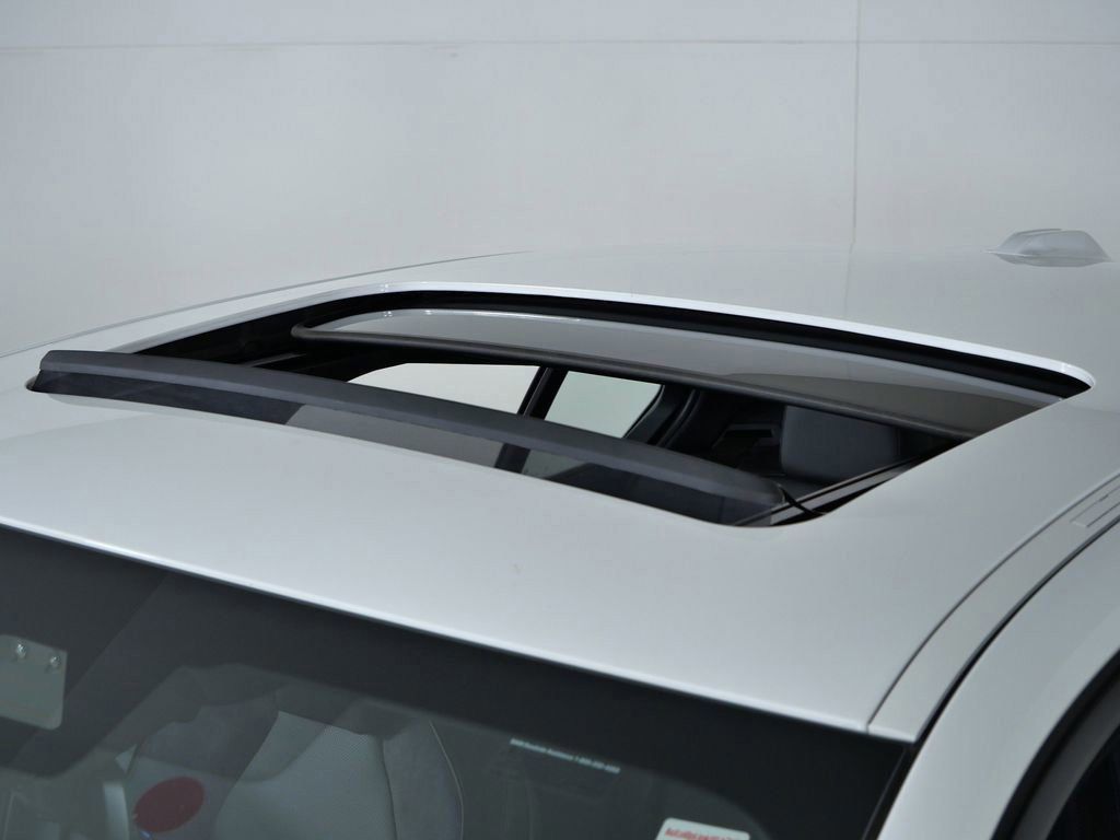 Thumbnail: 2026 BMW i5 - 19