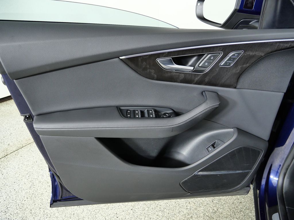 Thumbnail: 2023 Audi Q8 - 33