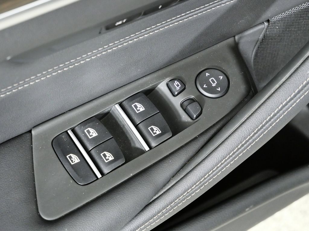 Thumbnail: 2023 BMW 5 Series - 40