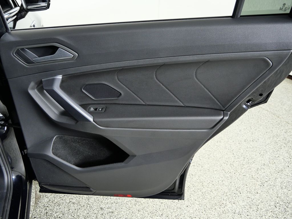 Thumbnail: 2021 Volkswagen Tiguan - 25