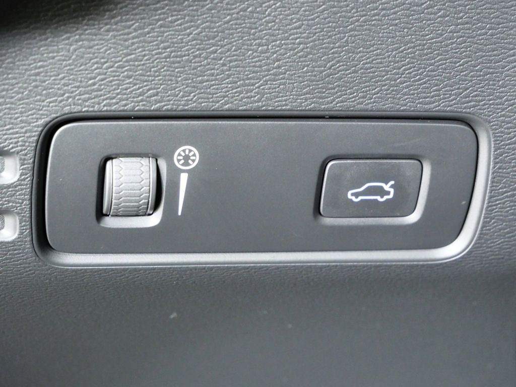 Thumbnail: 2021 Volvo XC40 - 40