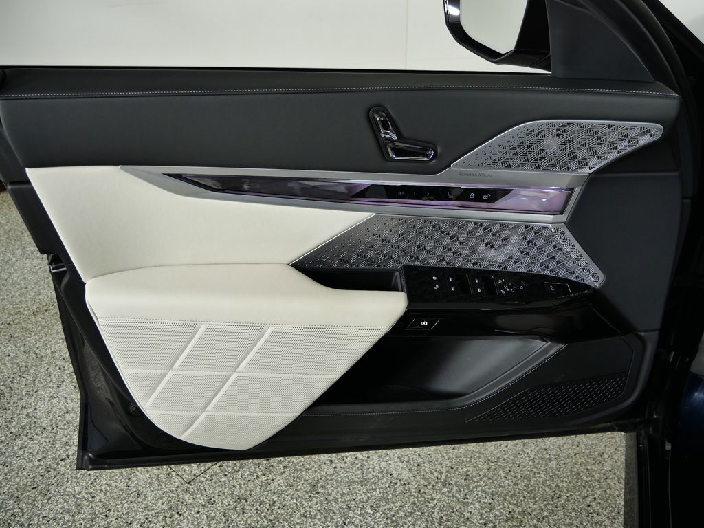 Thumbnail: 2023 BMW i7 - 34