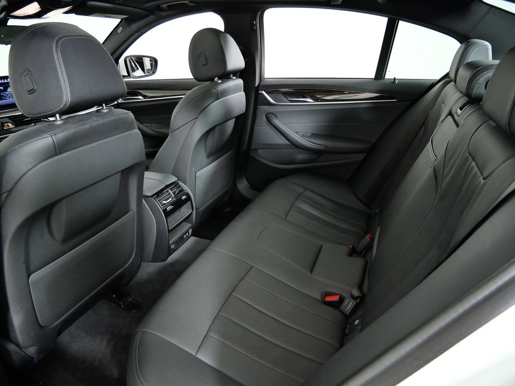 Thumbnail: 2022 BMW 5 Series - 30