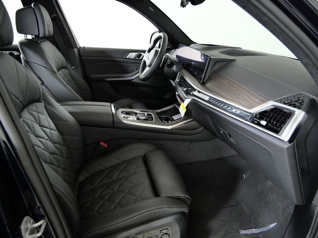 Thumbnail: 2026 BMW X7 - 21