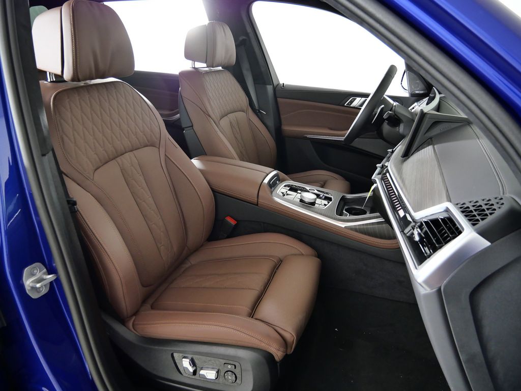 Thumbnail: 2026 BMW X7 - 21