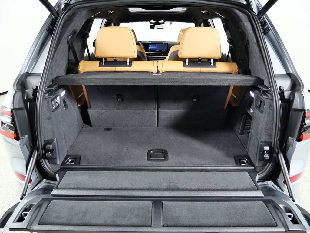 Thumbnail: 2026 BMW X7 - 32