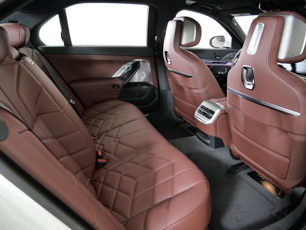 Thumbnail: 2026 BMW 7 Series - 26