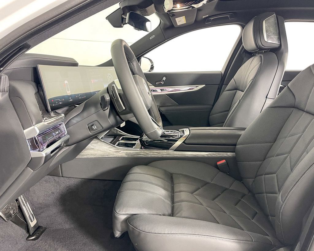 Thumbnail: 2025 BMW 7 Series - 32