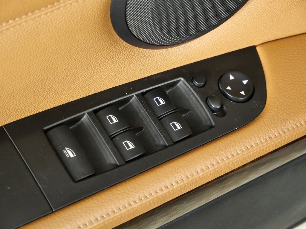 Thumbnail: 2011 BMW 3 Series - 31