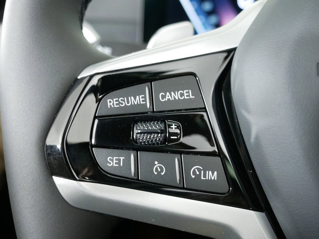 Thumbnail: 2025 BMW 3 Series - 38