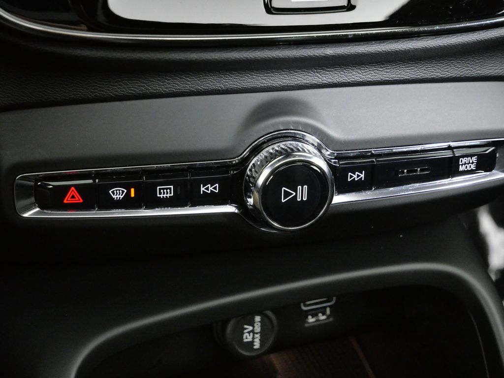 Thumbnail: 2021 Volvo XC40 - 47