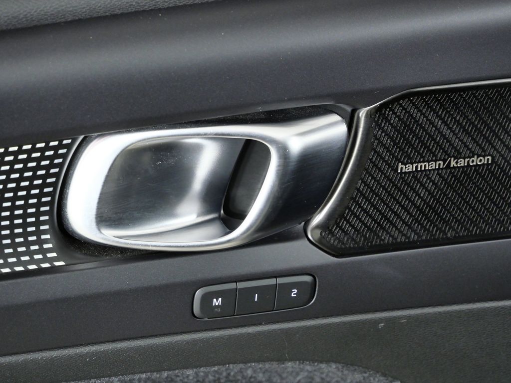 Thumbnail: 2021 Volvo XC40 - 37