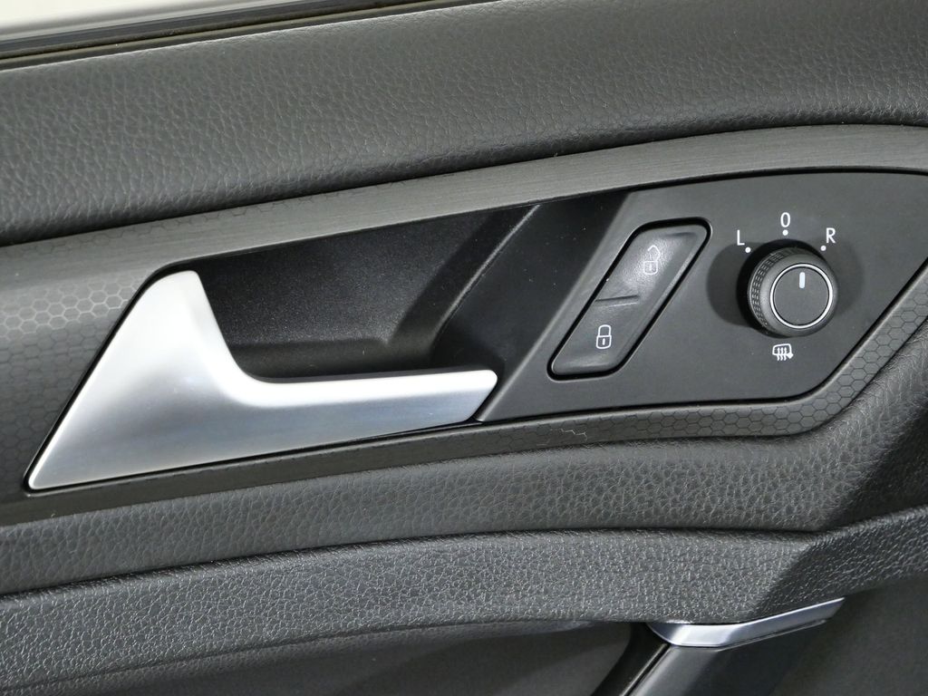 Thumbnail: 2021 Volkswagen Golf - 35