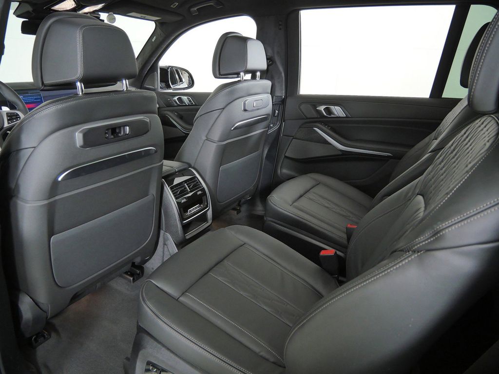 Thumbnail: 2026 BMW X7 - 34
