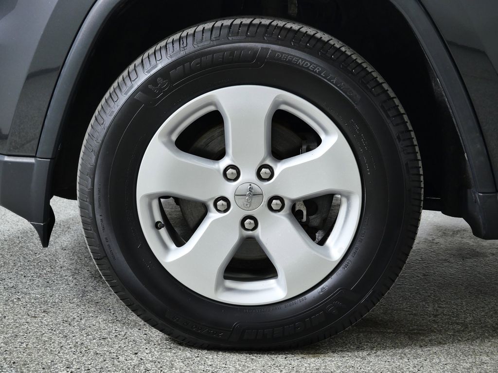 Thumbnail: 2011 Jeep Grand Cherokee - 18