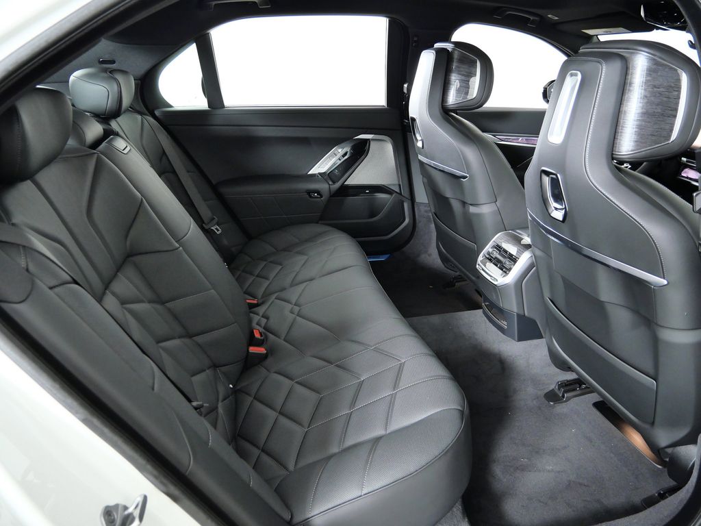 Thumbnail: 2025 BMW 7 Series - 25