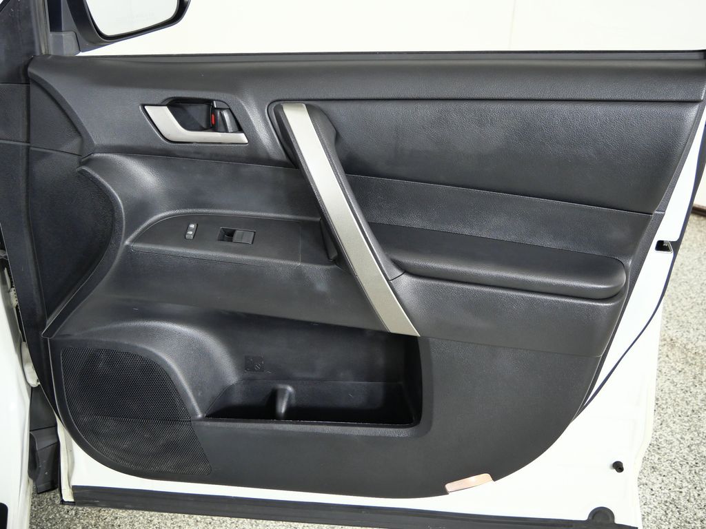 Thumbnail: 2011 Toyota Highlander - 20