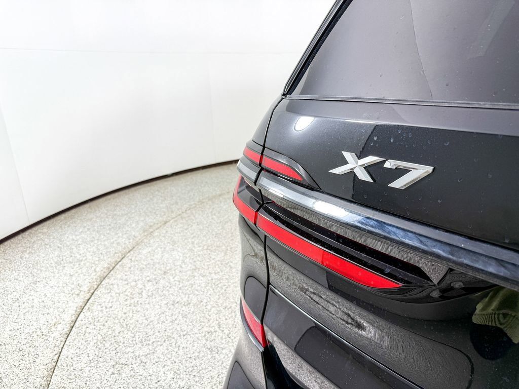 Thumbnail: 2026 BMW X7 - 15