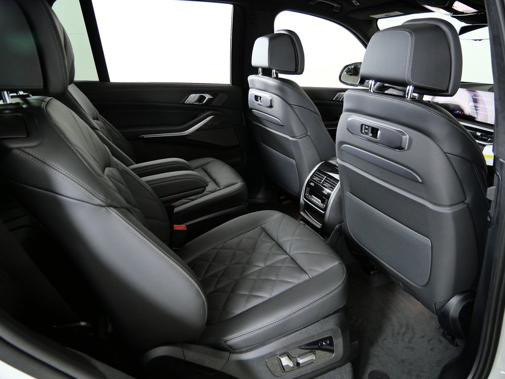 Thumbnail: 2026 BMW X7 - 26