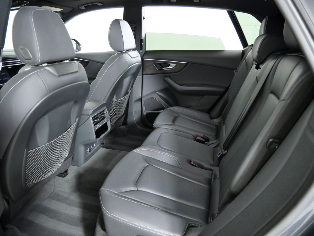 Thumbnail: 2020 Audi Q8 - 32