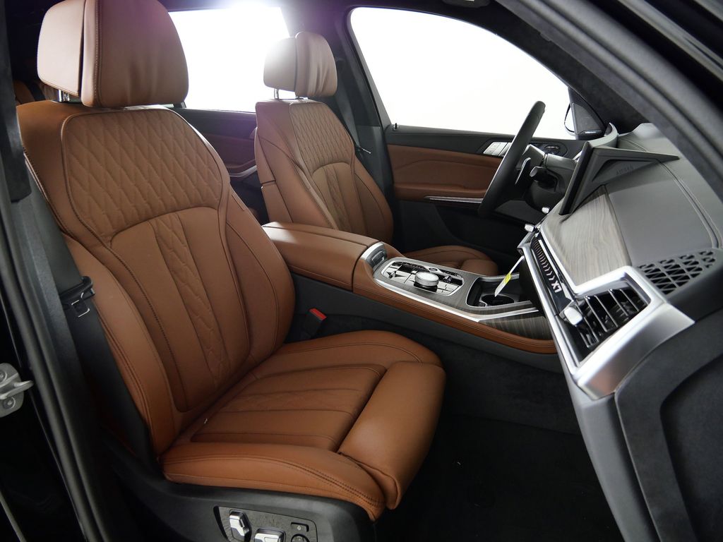 Thumbnail: 2026 BMW X7 - 21