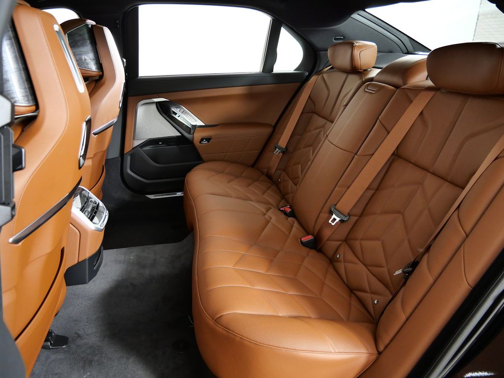 Thumbnail: 2026 BMW 7 Series - 32