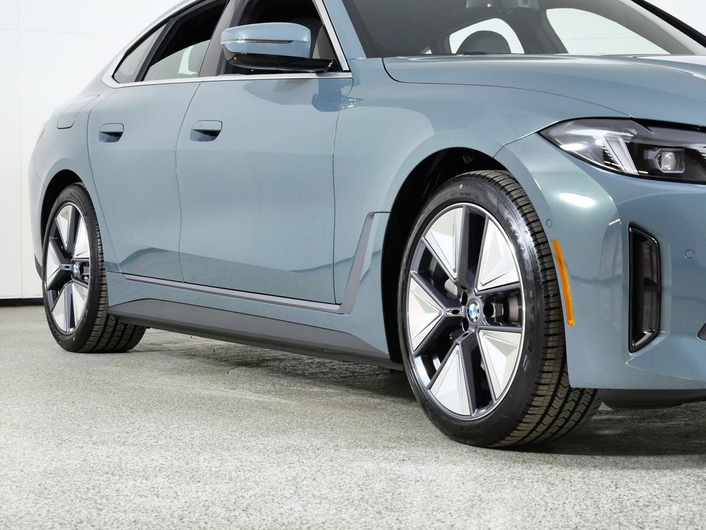 Thumbnail: 2026 BMW i4 - 6