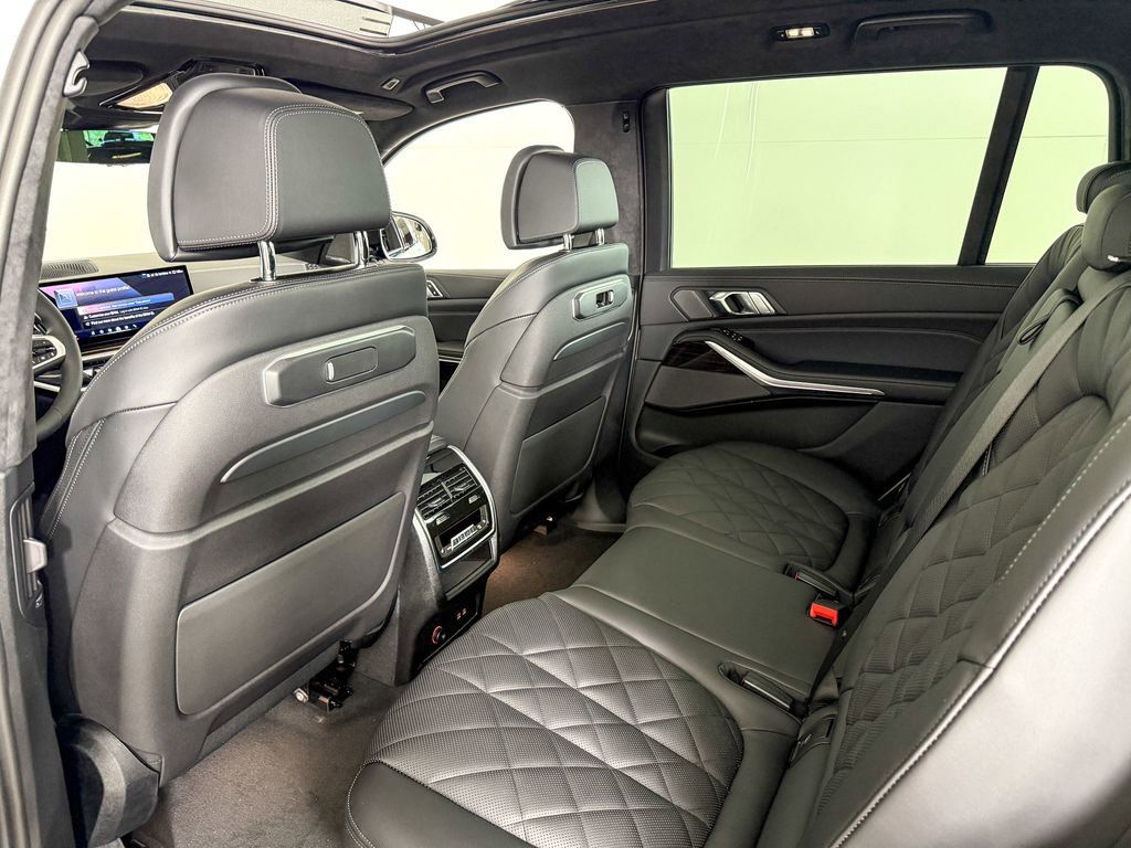 Thumbnail: 2026 BMW X7 - 32