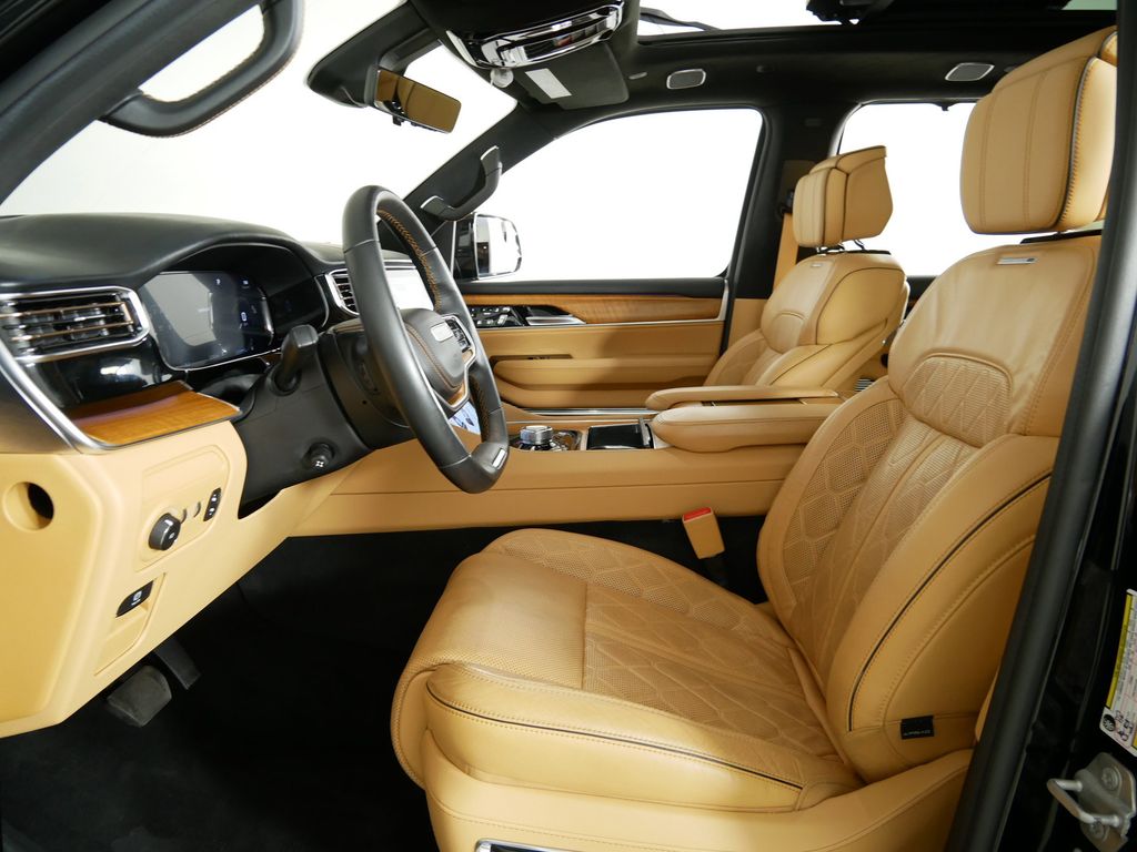 2022 Jeep Grand Wagoneer Series III 32