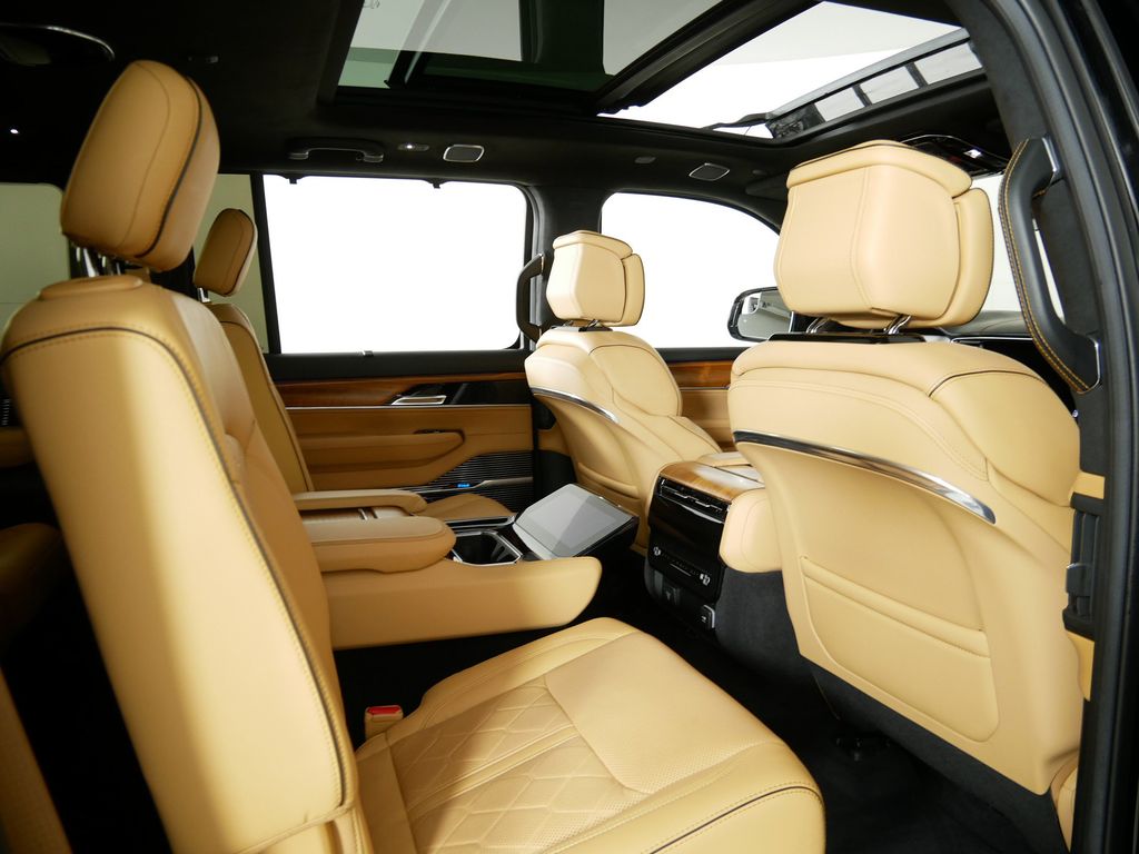 2022 Jeep Grand Wagoneer Series III 24