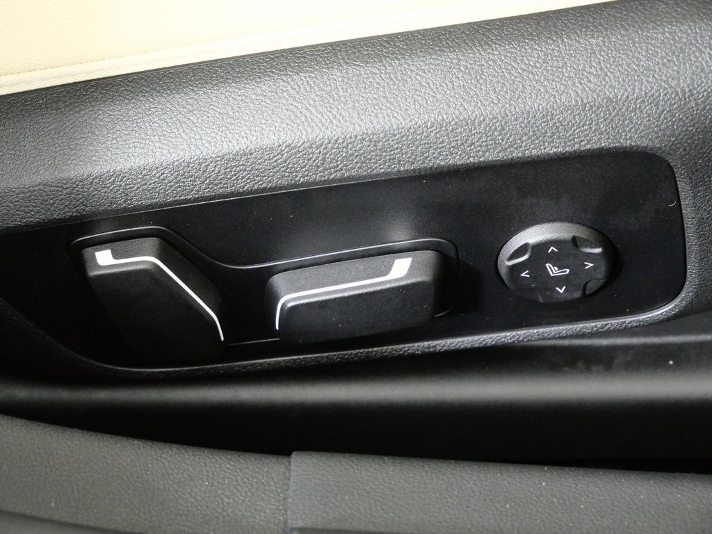 Thumbnail: 2025 BMW i4 - 27