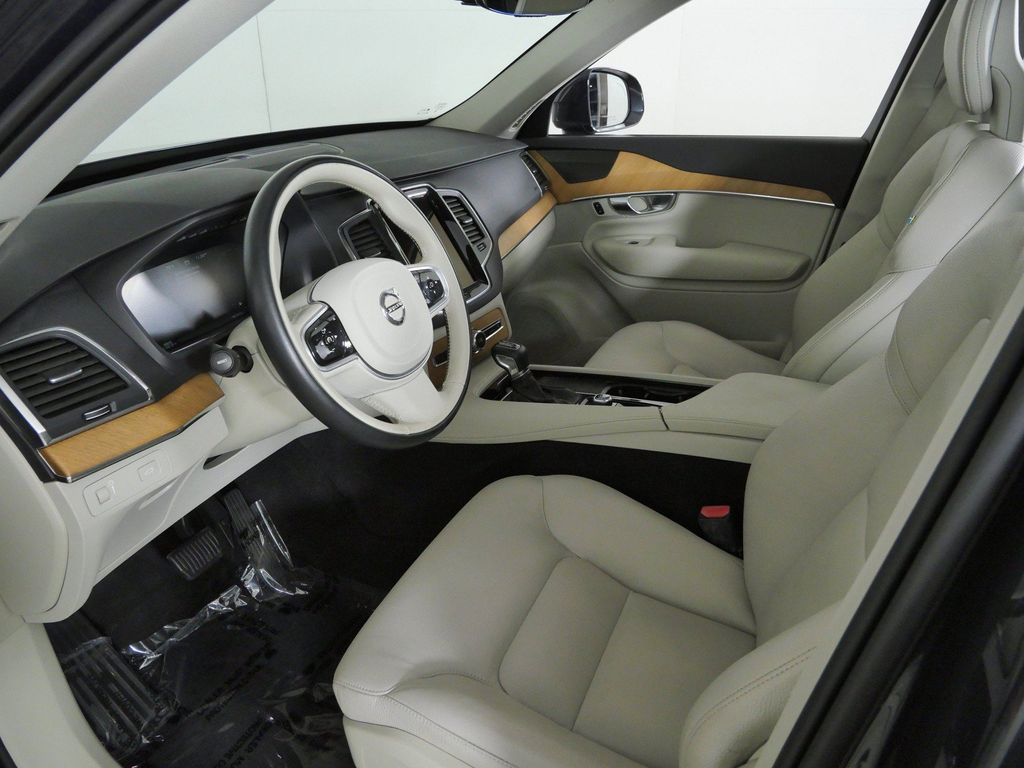 Thumbnail: 2022 Volvo XC90 - 32