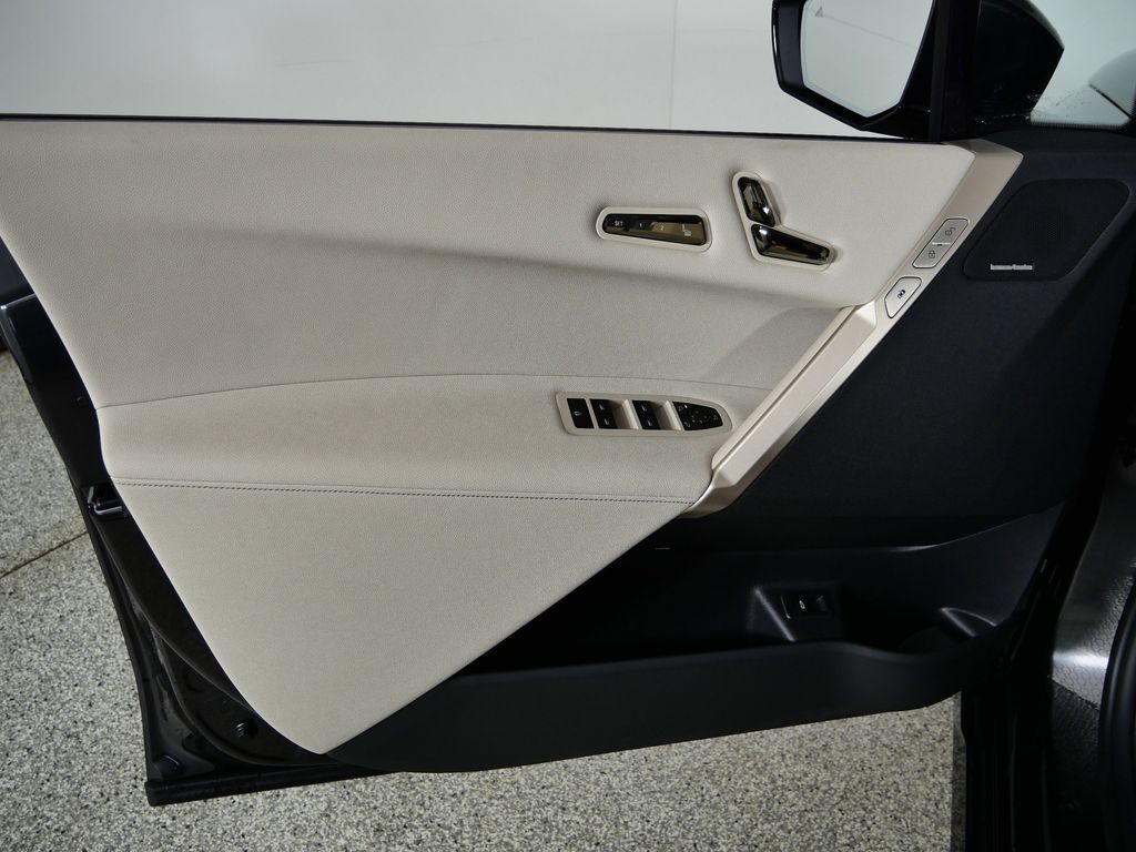 Thumbnail: 2026 BMW iX - 30