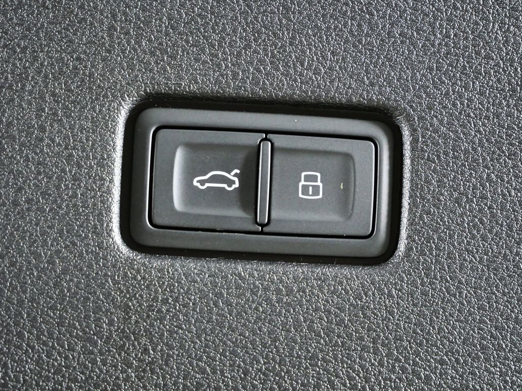 Thumbnail: 2023 Audi Q8 - 29