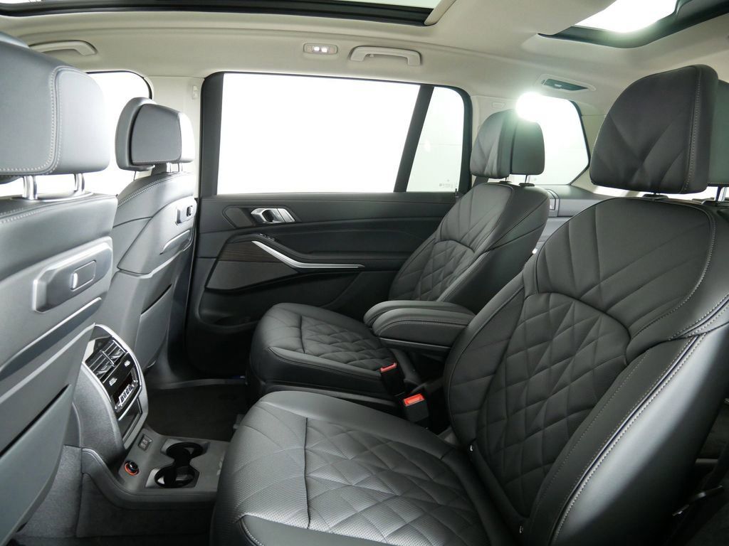 Thumbnail: 2026 BMW X7 - 32