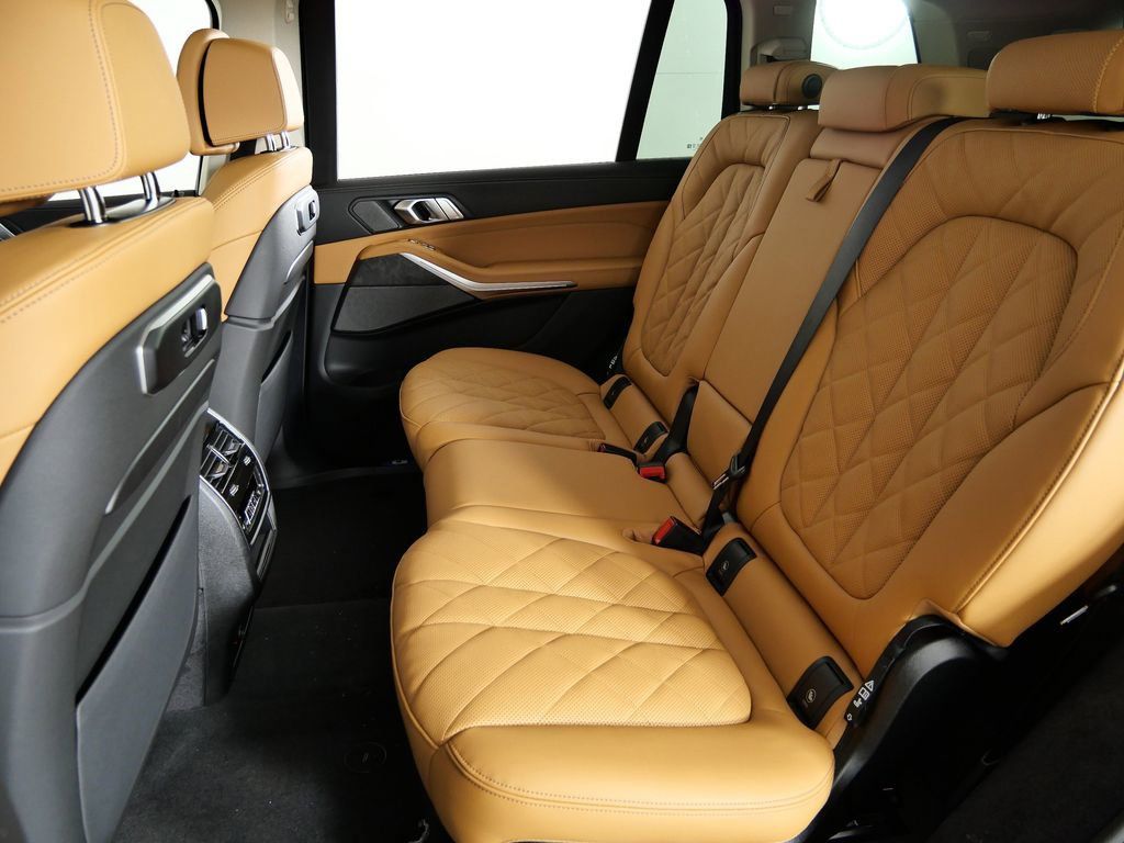 Thumbnail: 2026 BMW X7 - 35