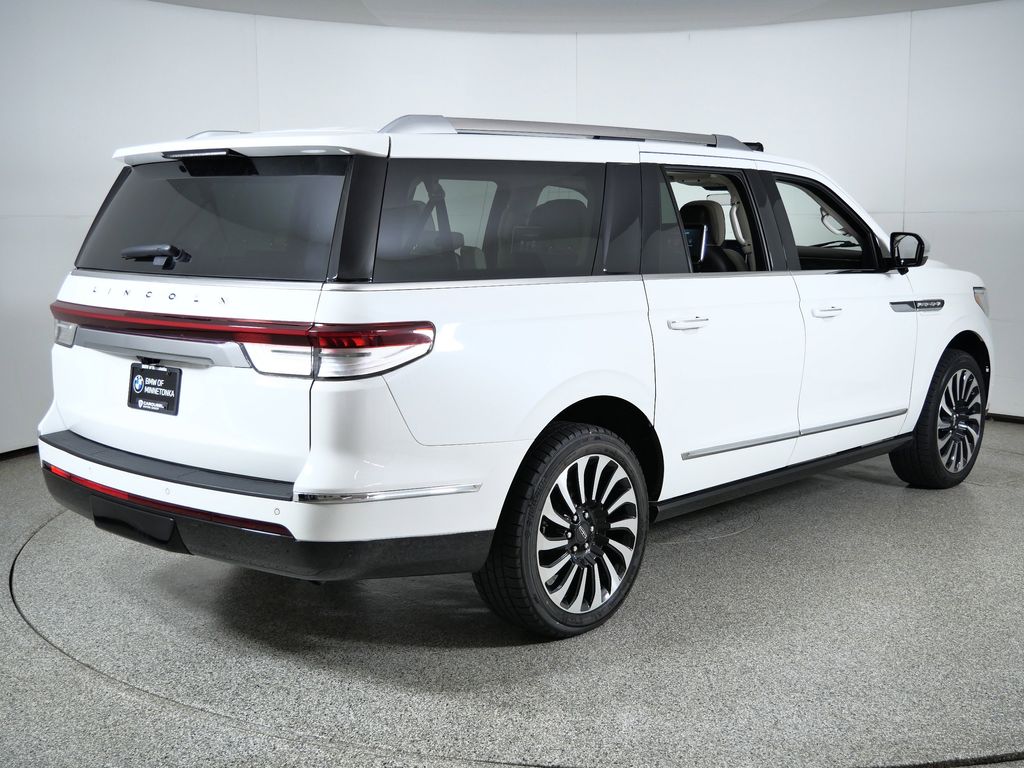 Thumbnail: 2023 Lincoln Navigator L - 10