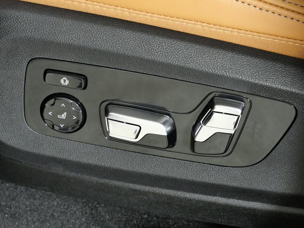 Thumbnail: 2026 BMW X7 - 42