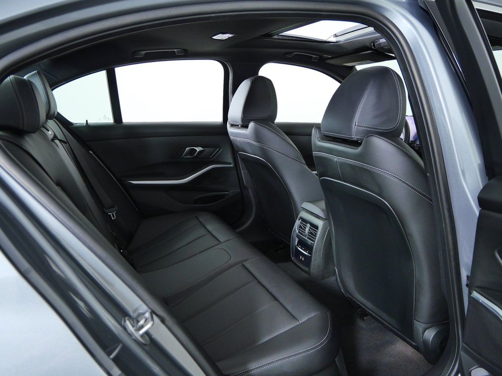 Thumbnail: 2024 BMW 3 Series - 27