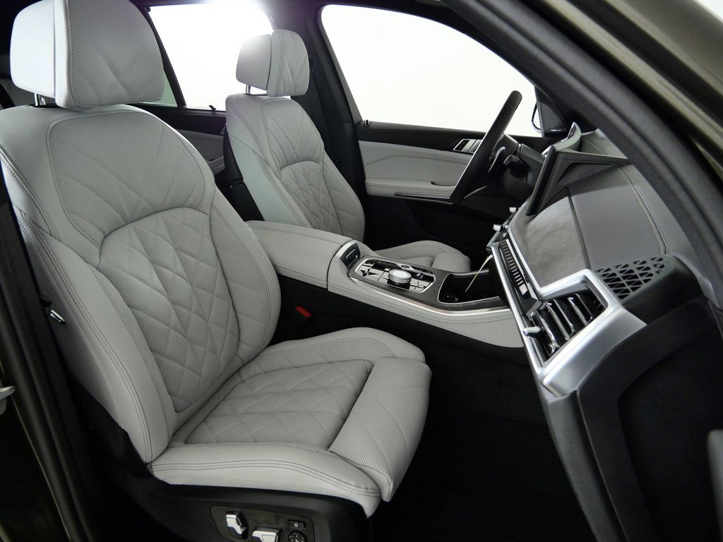 Thumbnail: 2026 BMW X5 - 21