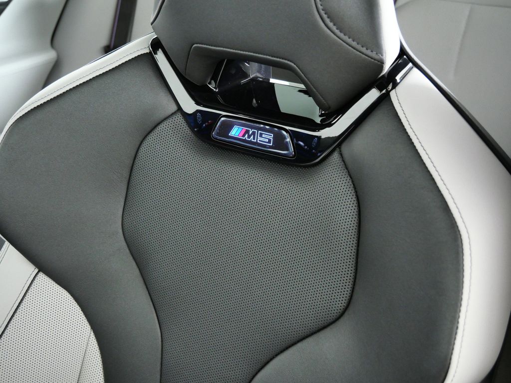 Thumbnail: 2026 BMW M5 - 38