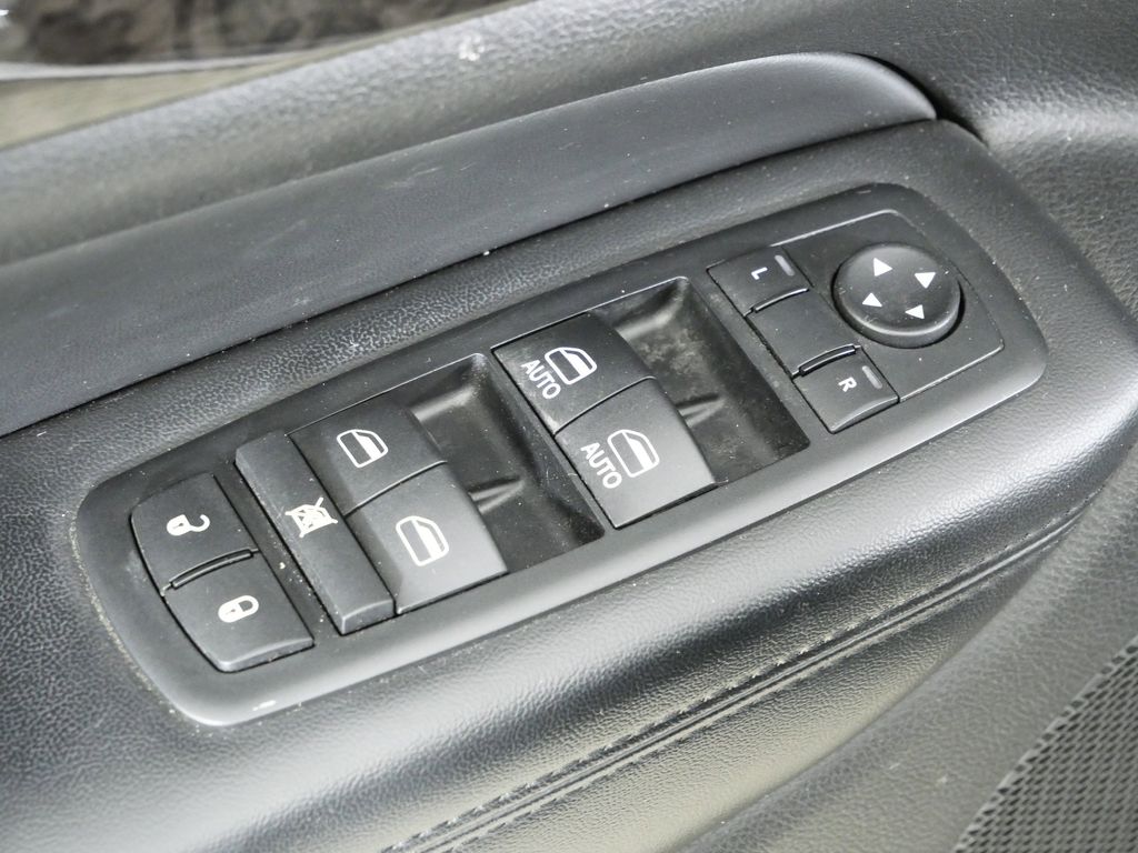 Thumbnail: 2011 Jeep Grand Cherokee - 34