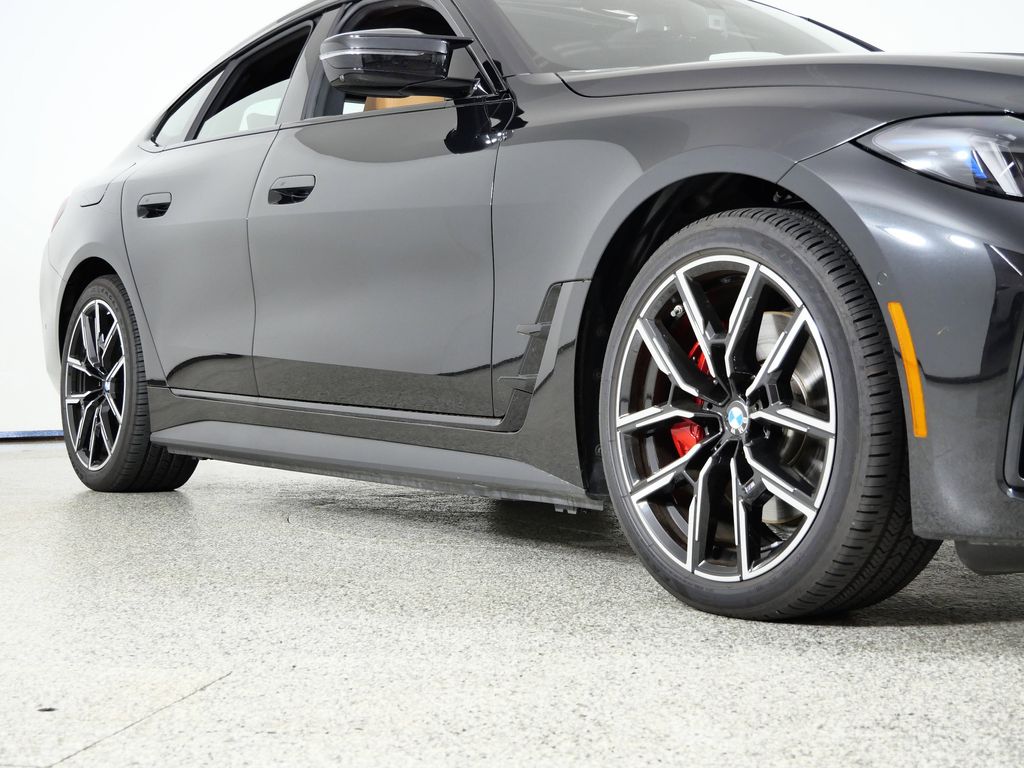 Thumbnail: 2025 BMW i4 - 8